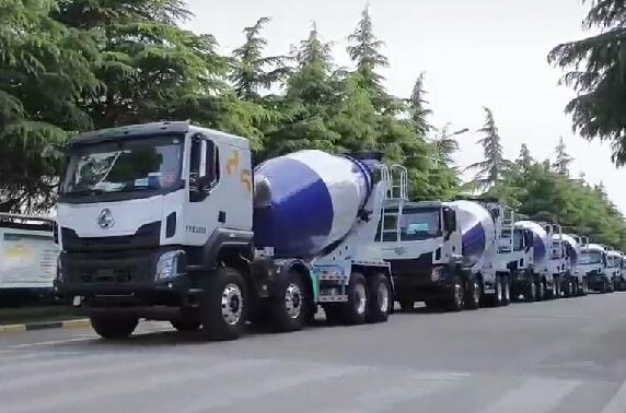 市場如此火爆，一批批新車交付用戶。場面壯觀！